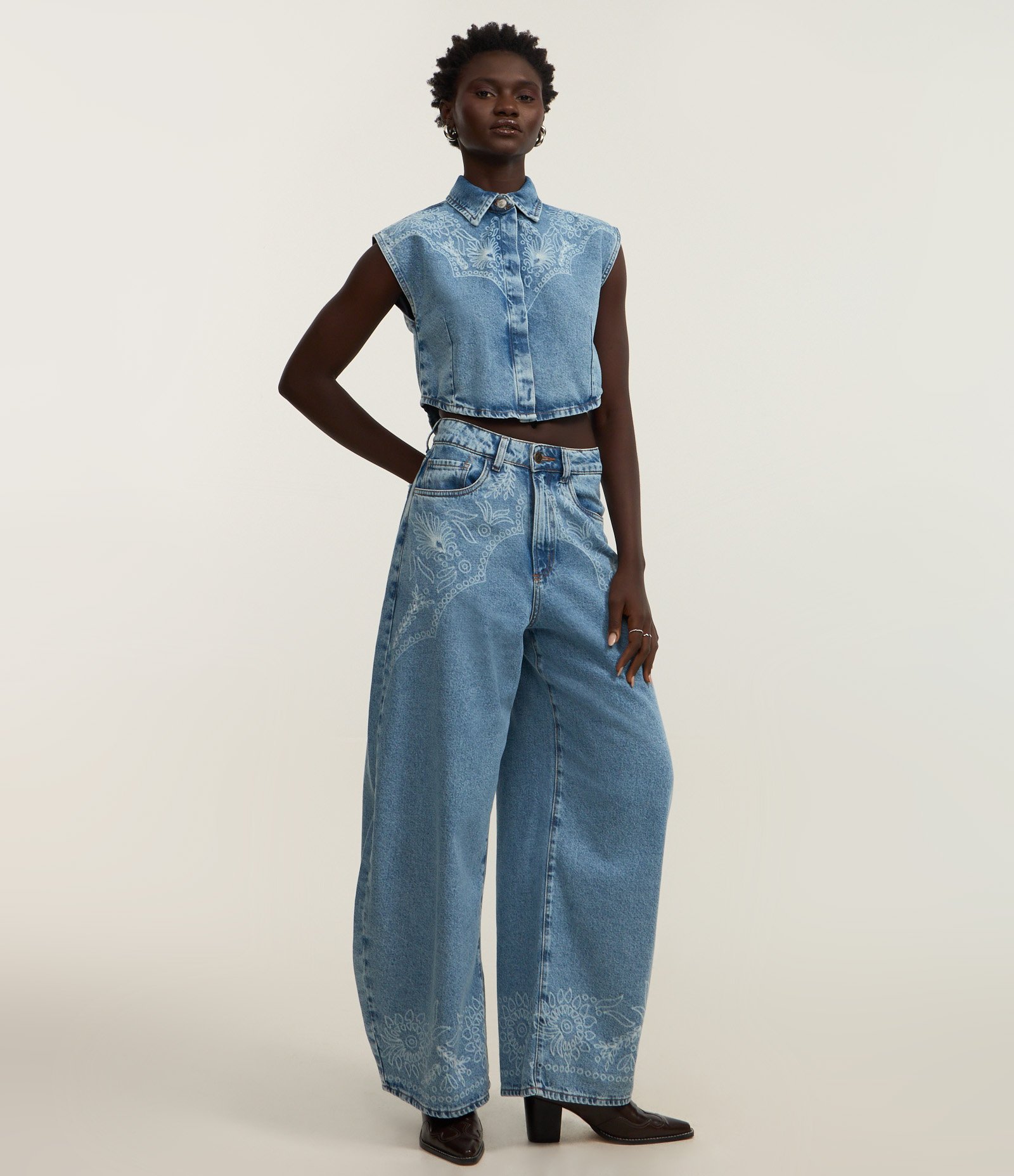 Camisa Cropped em Jeans com Botões e Arte em Laser Azul 2