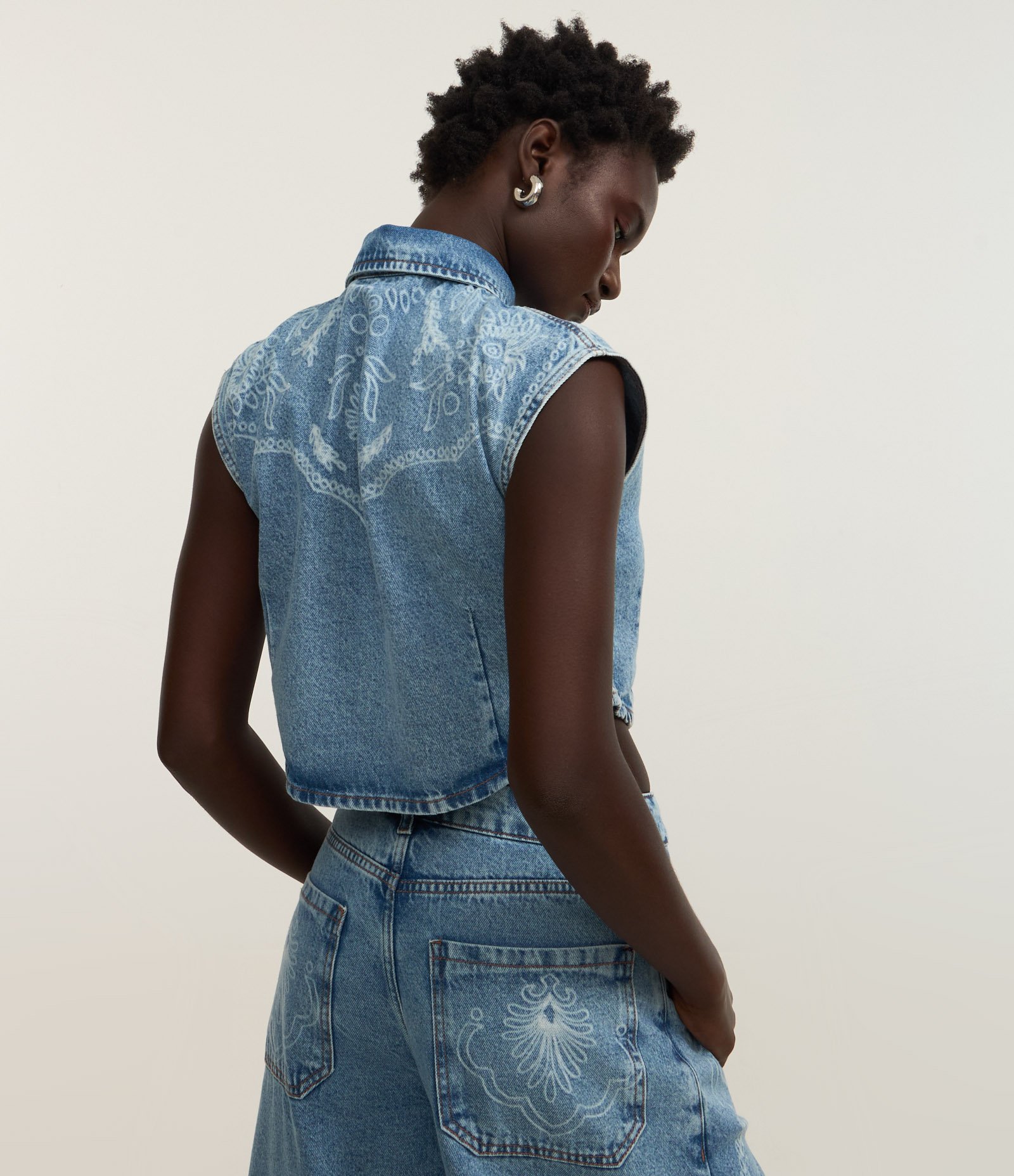 Camisa Cropped em Jeans com Botões e Arte em Laser Azul 4