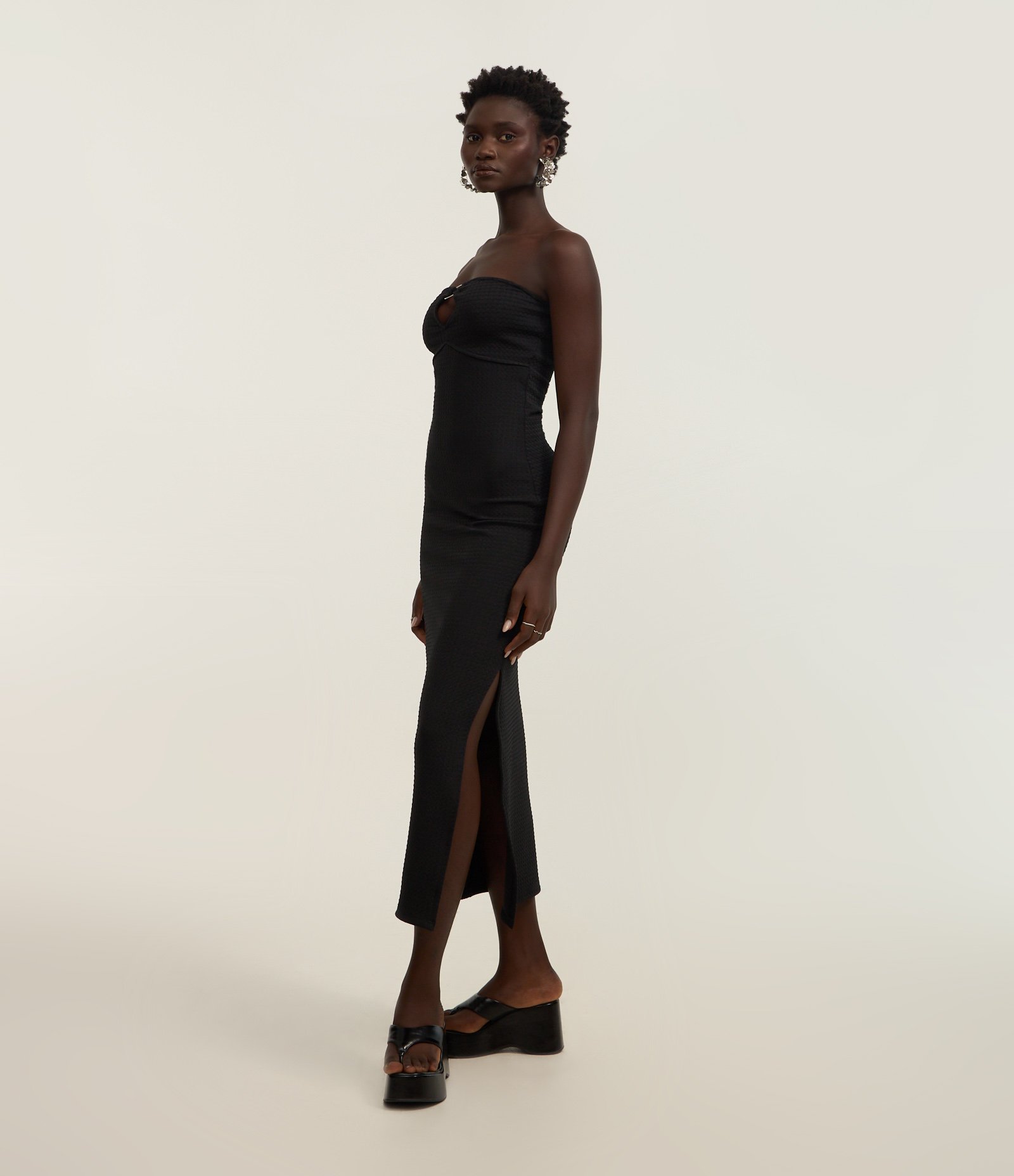 Vestido Longo em Helanca com Textura com Aviamento no Decote Preto 1