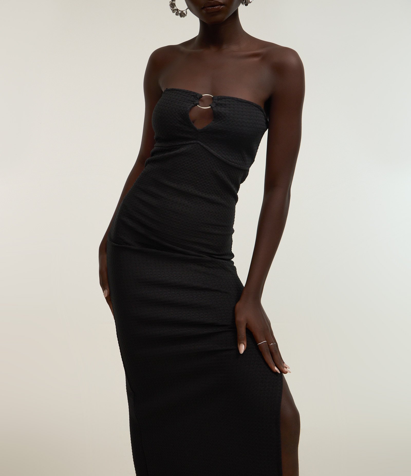 Vestido Longo em Helanca com Textura com Aviamento no Decote Preto 3