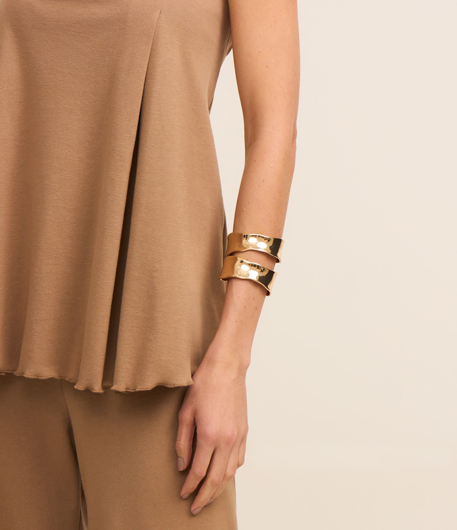 Blusa Alongada com Decote Tomara que Caia Bege 7