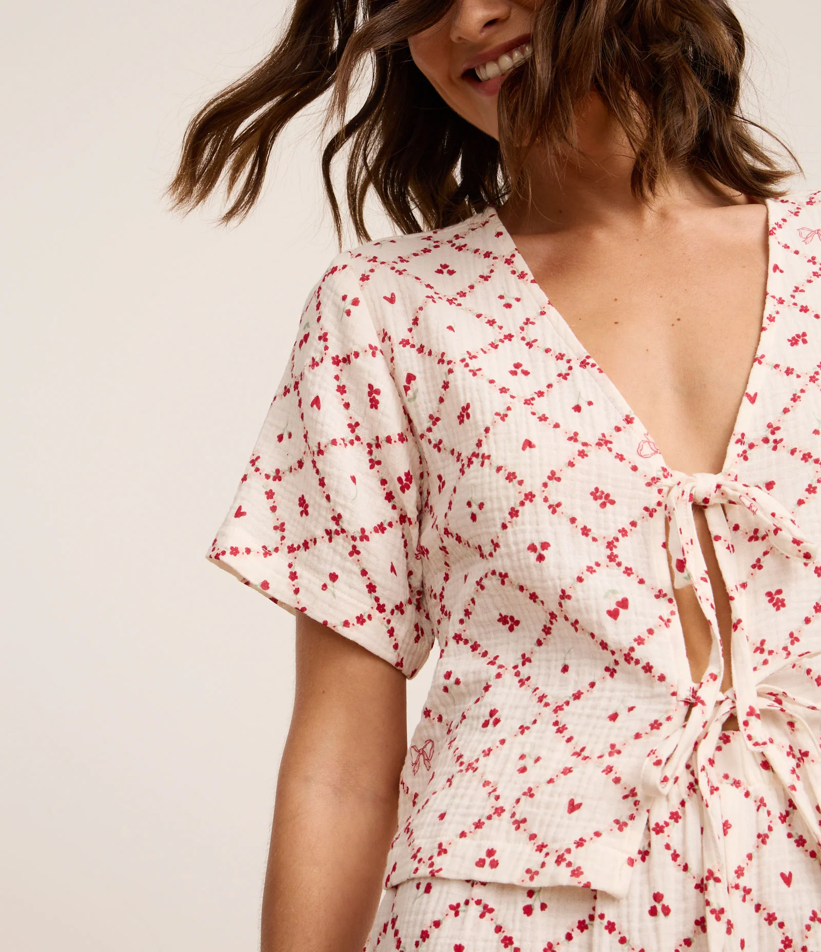 Pijama Short Doll em Algodão Texturizado com Estampa Floral e Amarração Off White/Vermelho 2