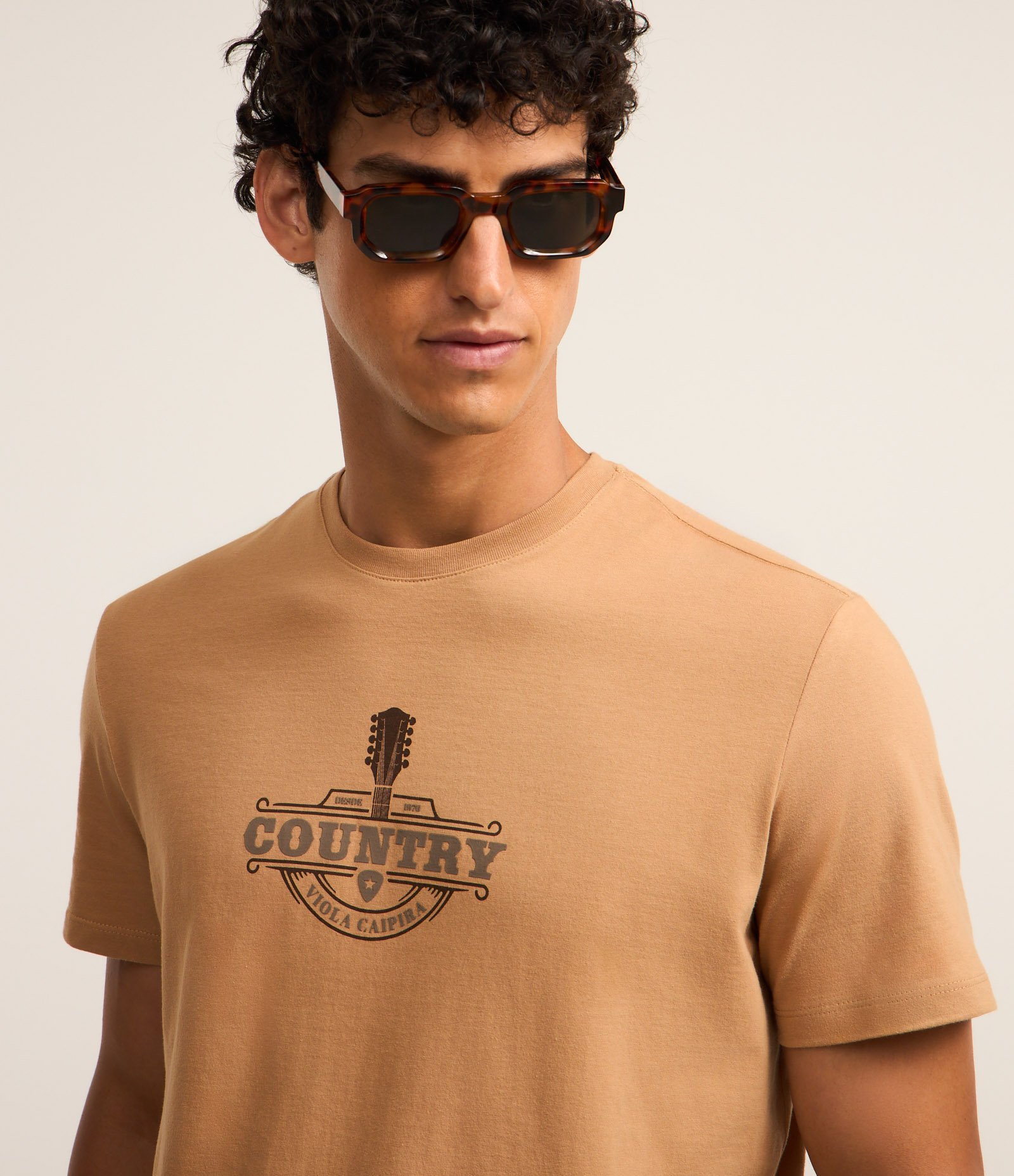 Camiseta Comfort em Algodão com Estampa Violão Country Marrom claro 3