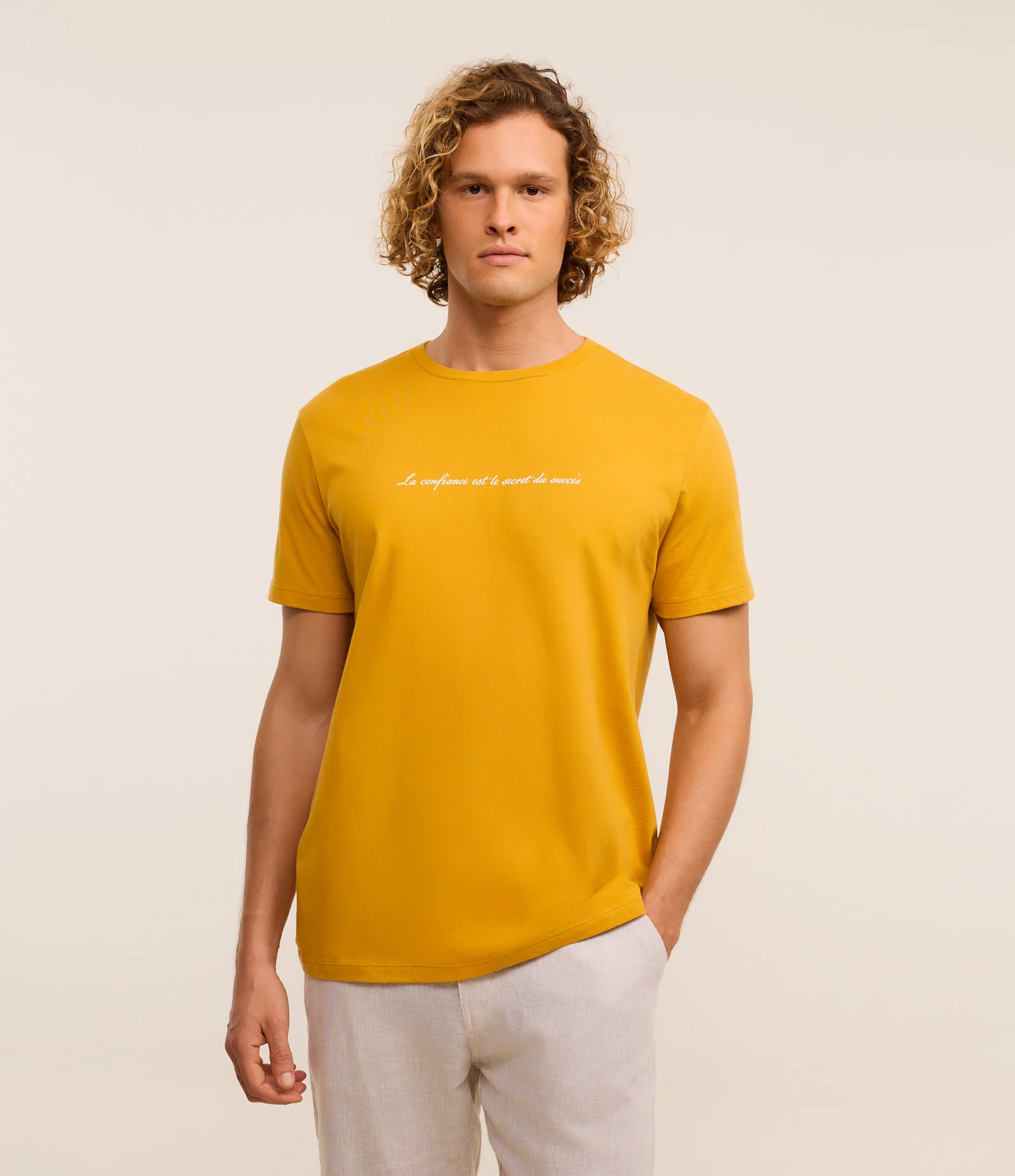 Camiseta Comfort em Algodão com Estampa Lettering e Decote Canoa Amarelo 1