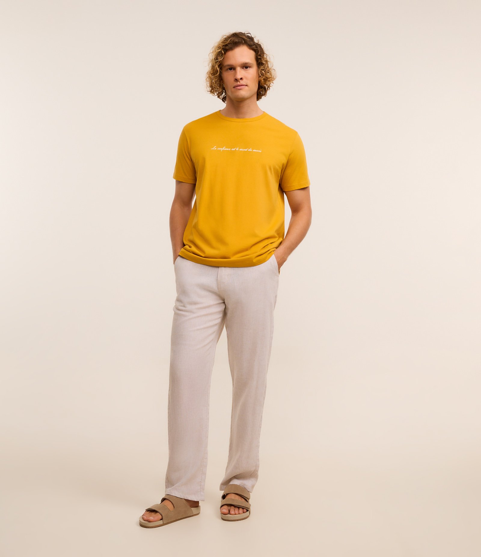 Camiseta Comfort em Algodão com Estampa Lettering e Decote Canoa Amarelo 2