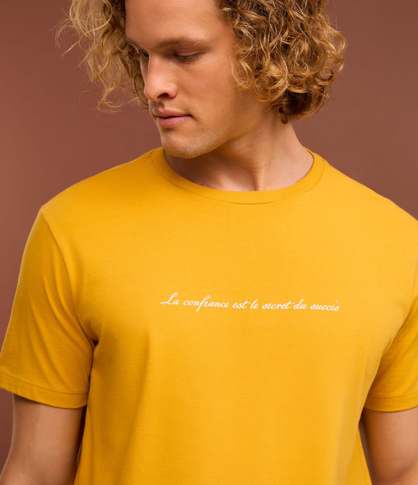 Camiseta Comfort em Algodão com Estampa Lettering e Decote Canoa Amarelo 3