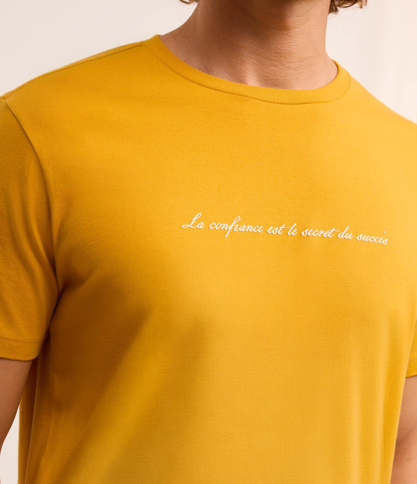 Camiseta Comfort em Algodão com Estampa Lettering e Decote Canoa Amarelo 4