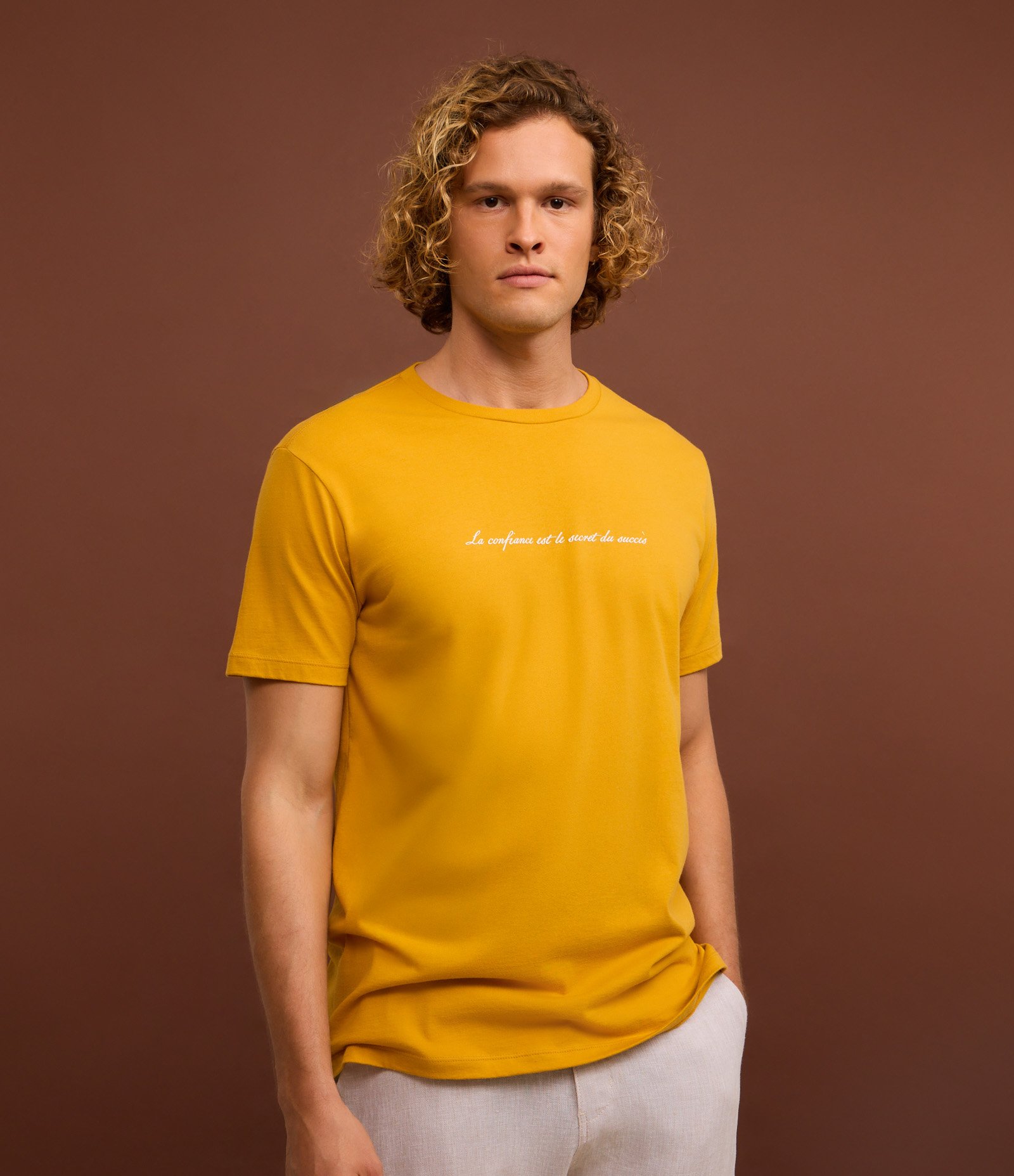 Camiseta Comfort em Algodão com Estampa Lettering e Decote Canoa Amarelo 5