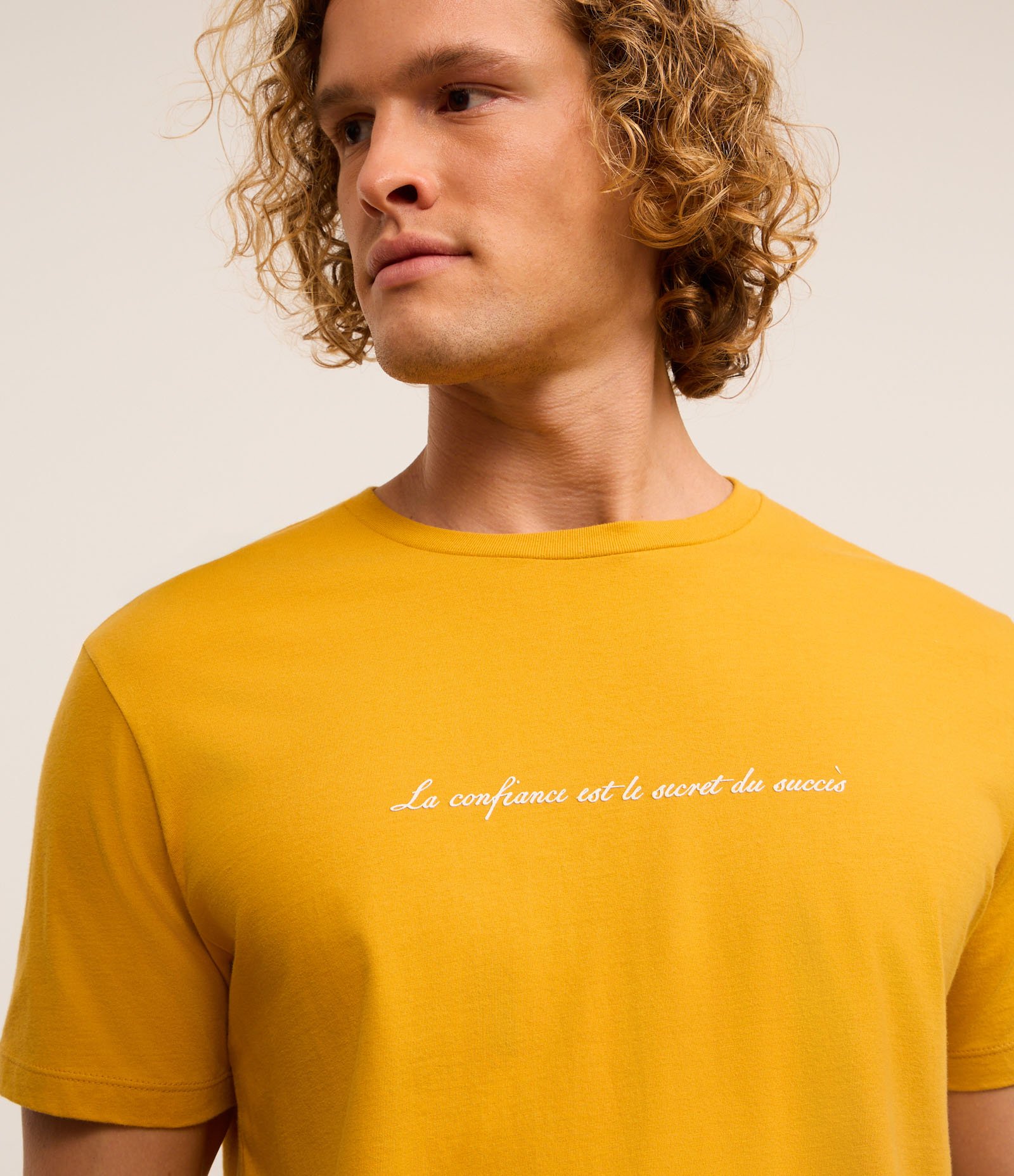 Camiseta Comfort em Algodão com Estampa Lettering e Decote Canoa Amarelo 6