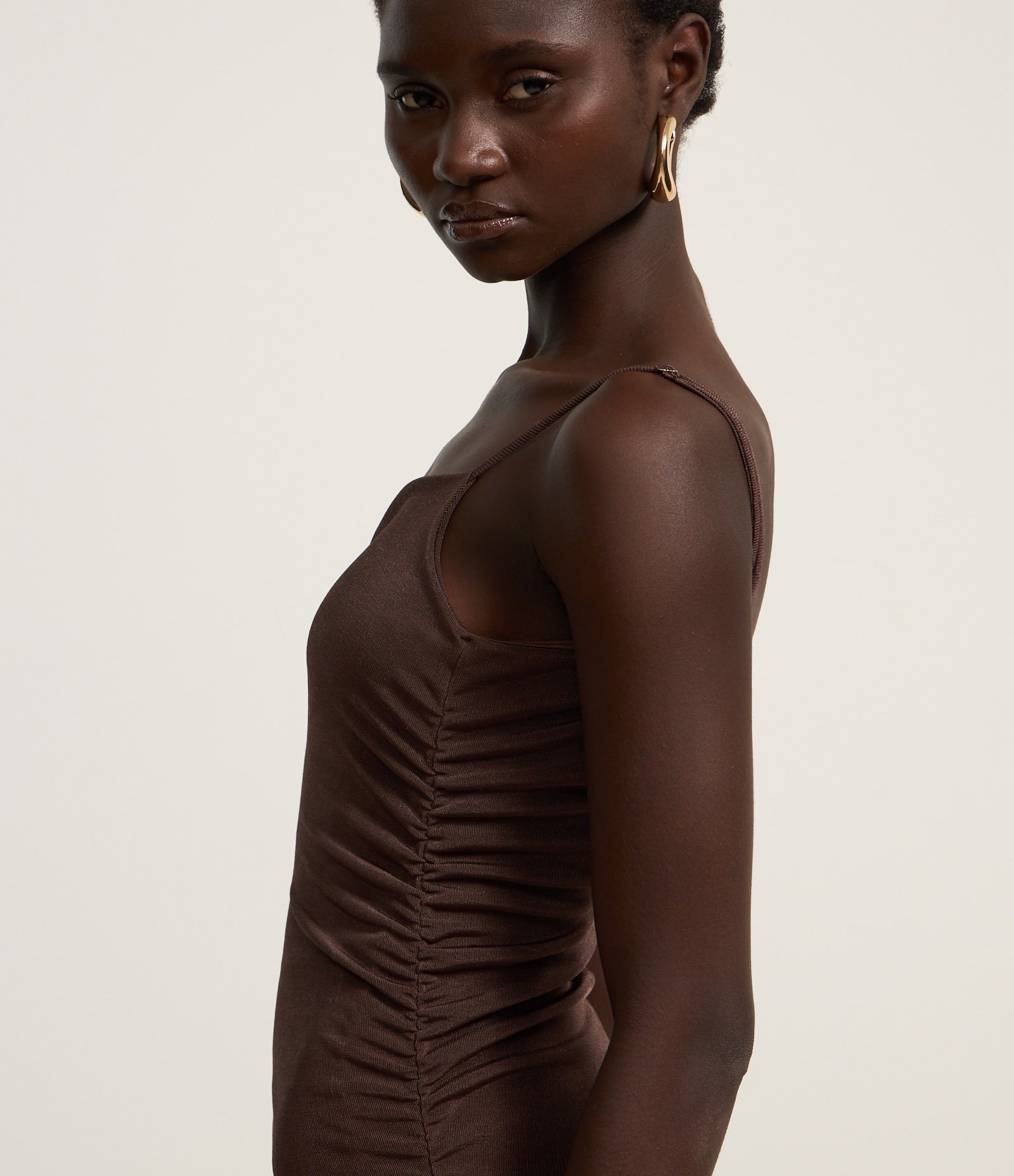 Vestido New Midi em Ribana Franzidos Laterais e Barra Assimétrica Preto 3