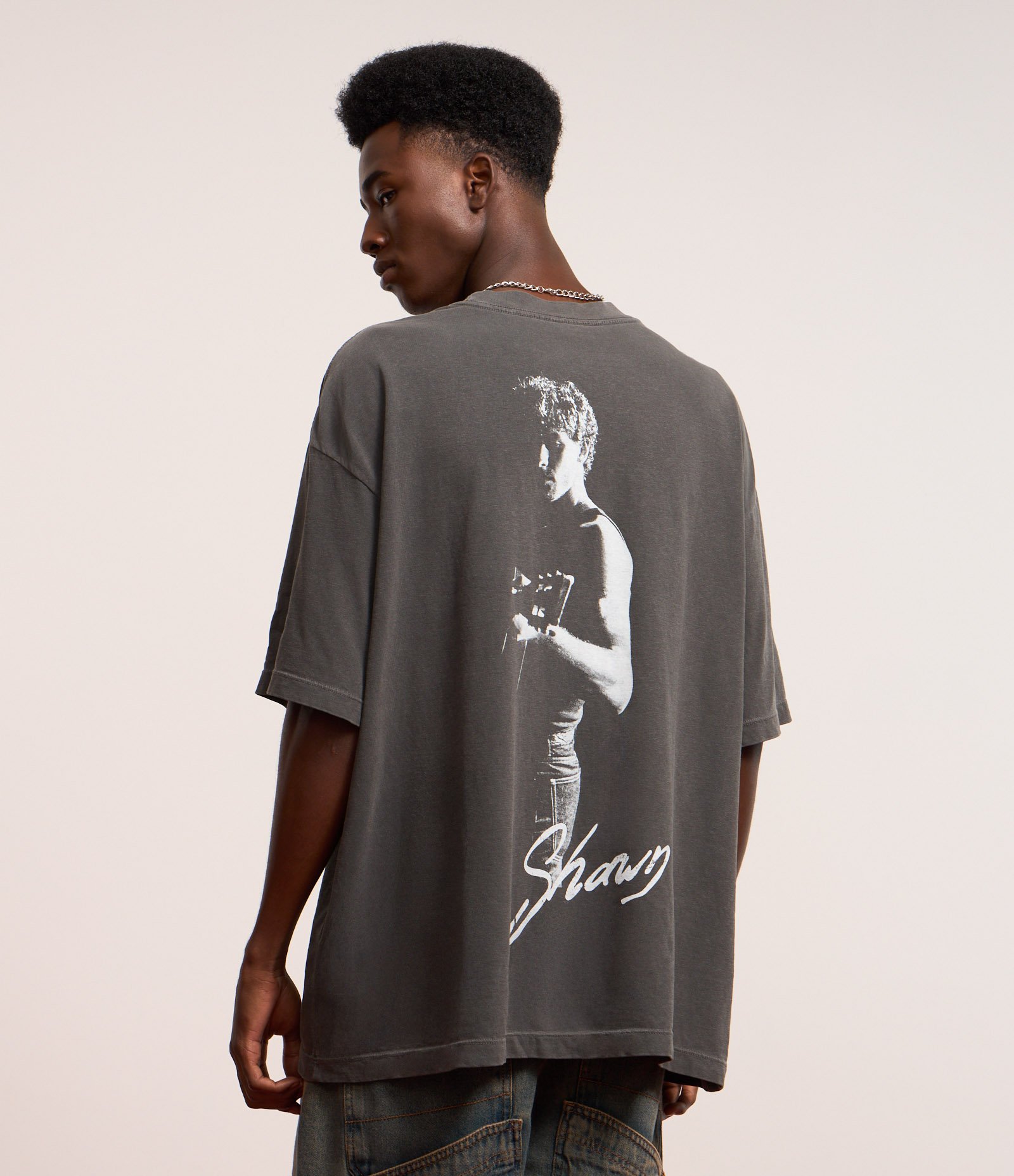 Camiseta Overboxy com Estampa do Shawn Mendes Cinza 1