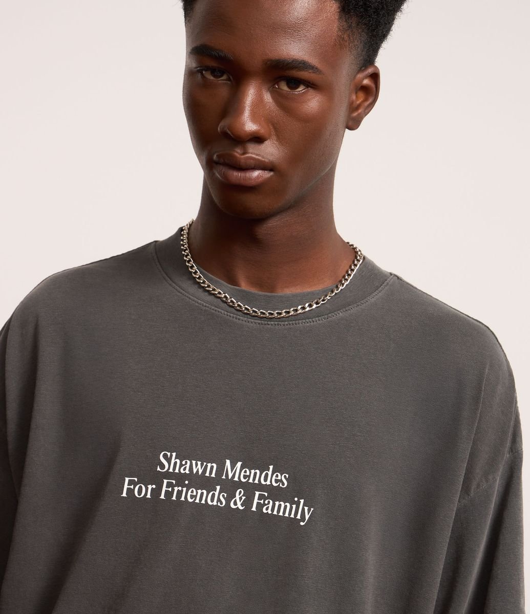 Camiseta Overboxy com Estampa do Shawn Mendes Cinza