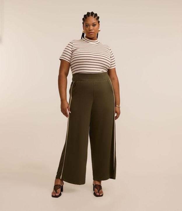 Calça Pantalona em Crepe com Listra na Lateral Curve & Plus Size