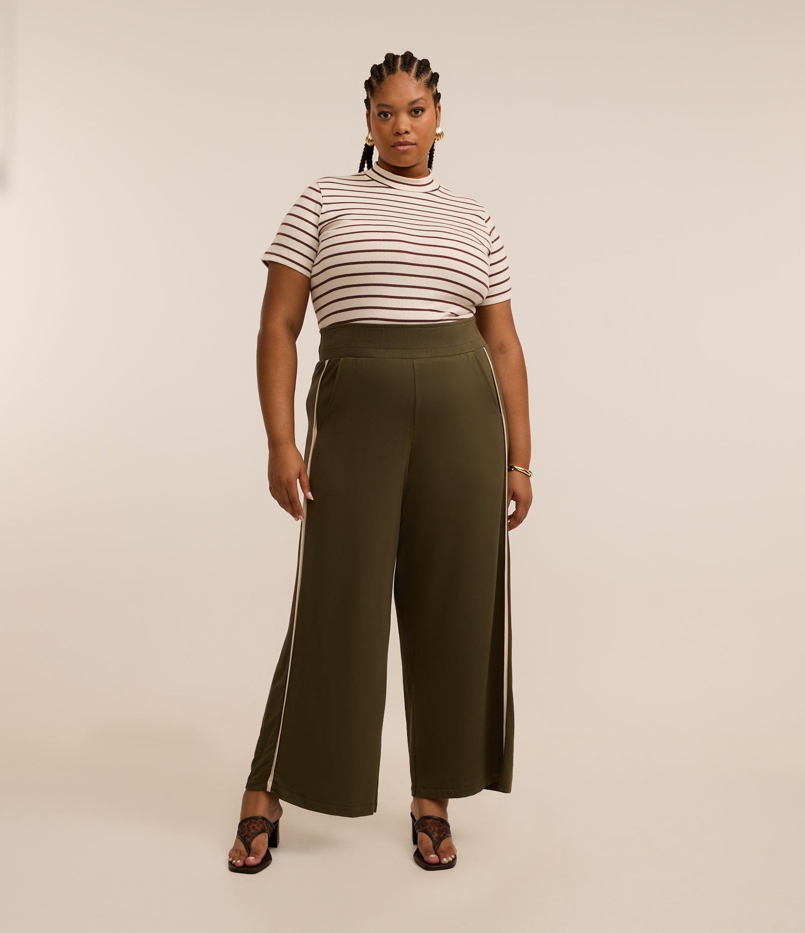 Calça Pantalona em Crepe com Listra na Lateral Curve & Plus Size Verde 1