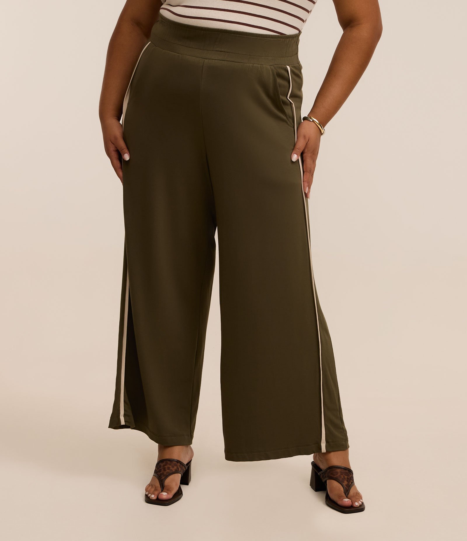 Calça Pantalona em Crepe com Listra na Lateral Curve & Plus Size Verde 2