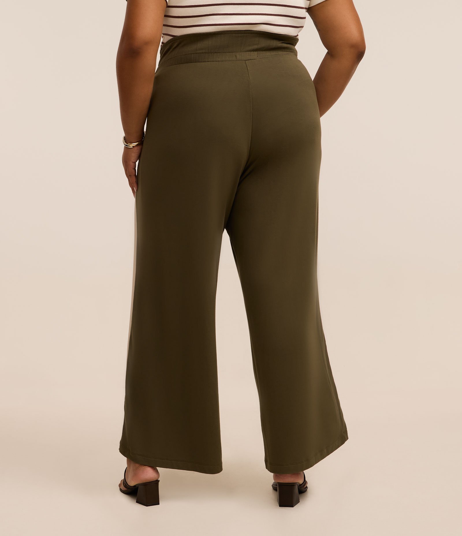 Calça Pantalona em Crepe com Listra na Lateral Curve & Plus Size Verde 3