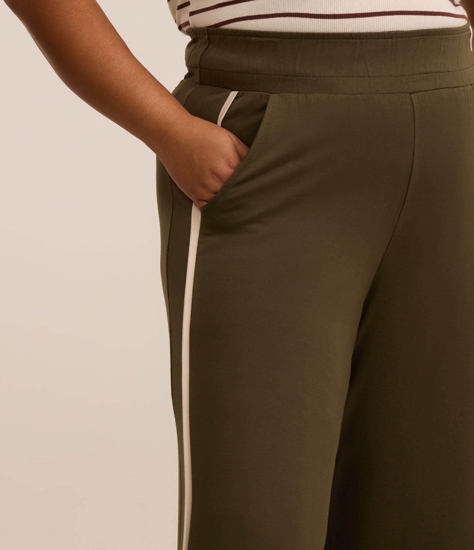 Calça Pantalona em Crepe com Listra na Lateral Curve & Plus Size Verde 4