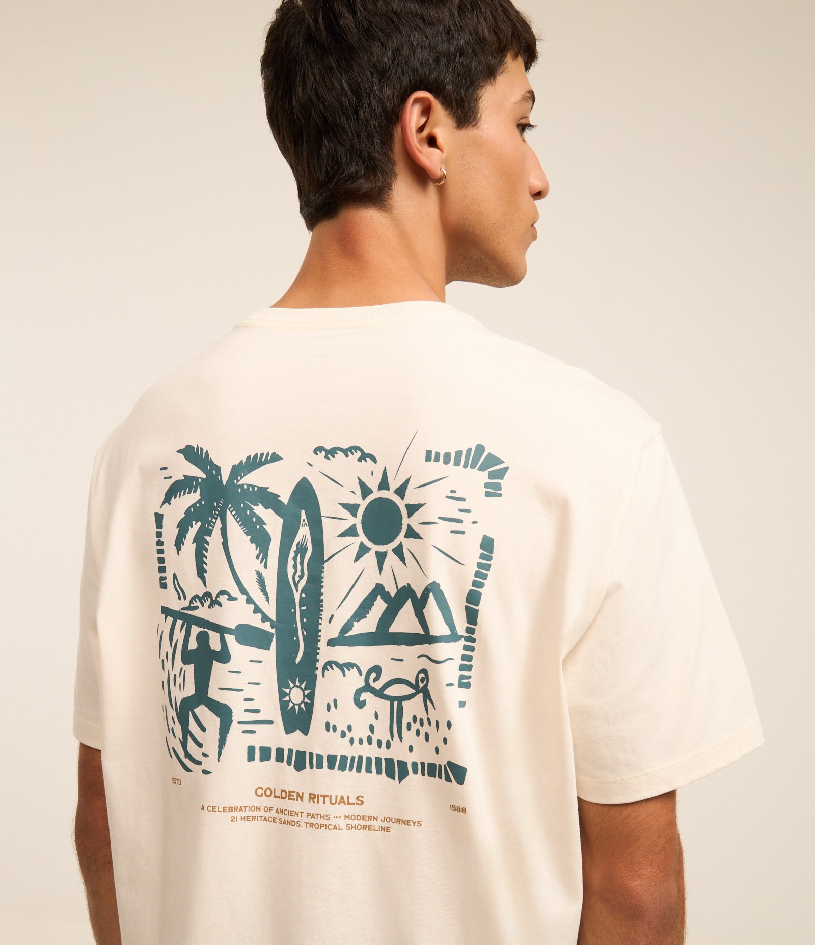 Camiseta Comfort em ALgodão Peruano com  Estampa de Praia "Golden Rituals" Off White 2