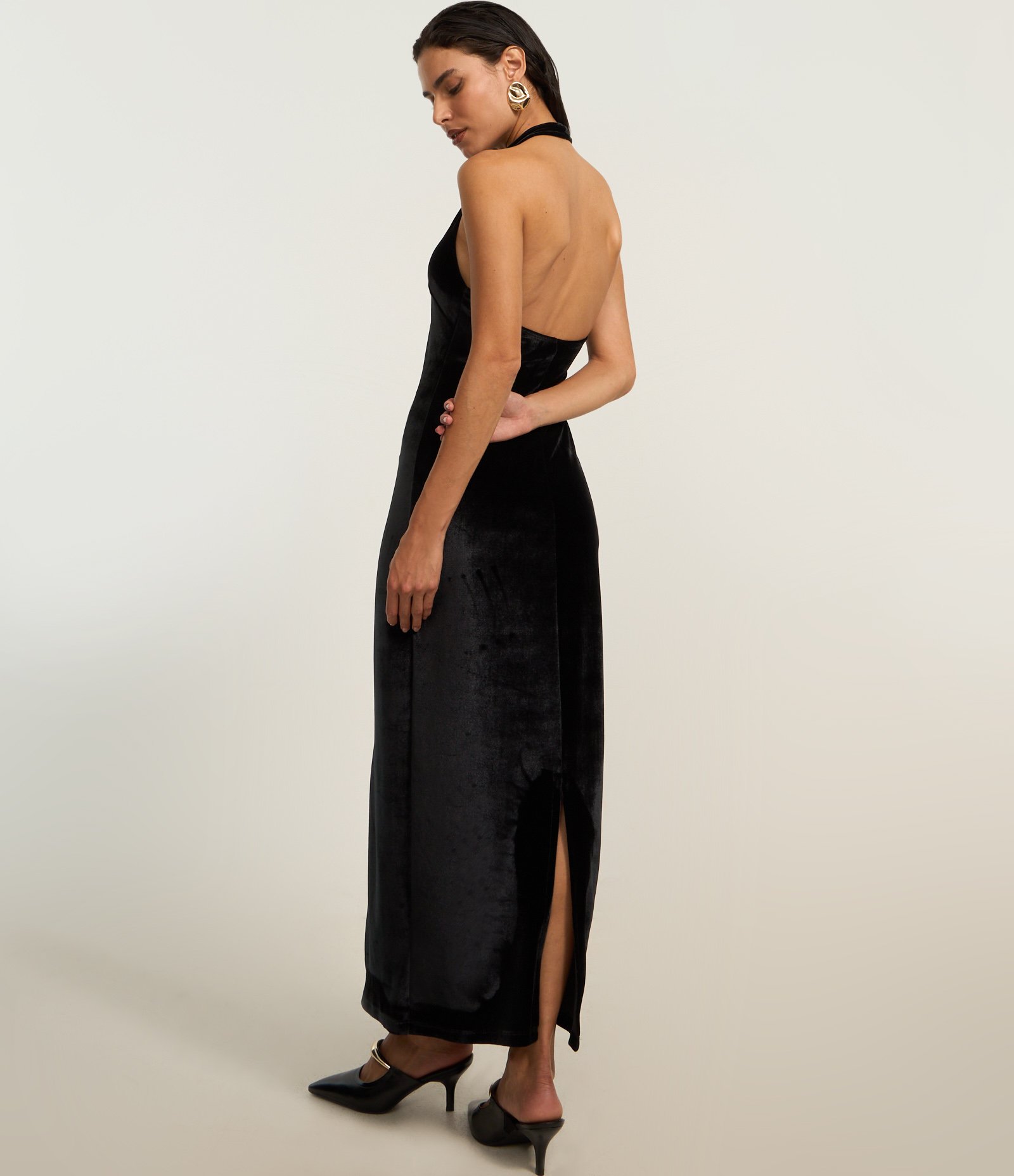 Vestido New Midi em Veludo Frente única com Aviamento na Alça Preto 4