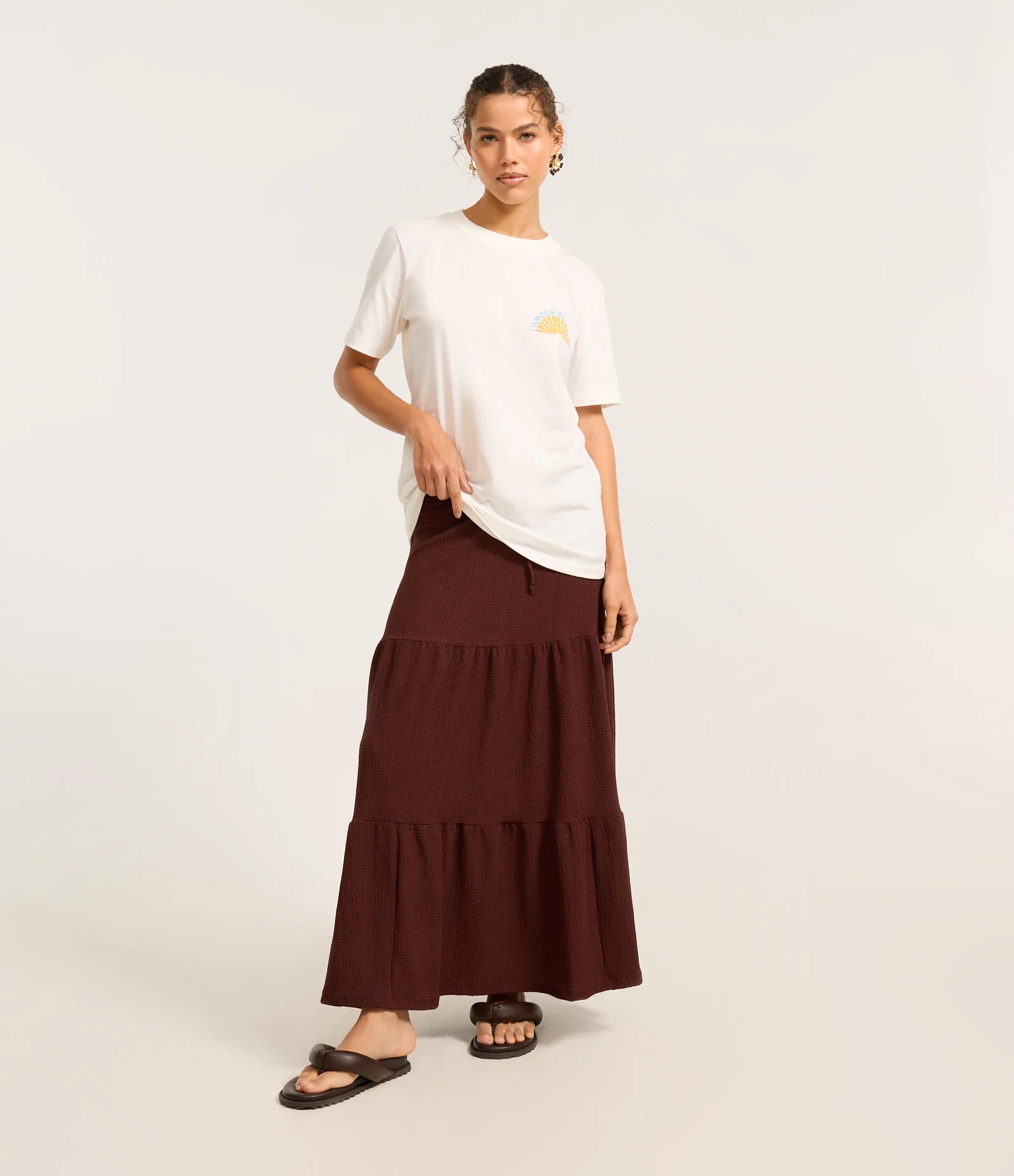 Saia Evasê Longa Texturizada com Amarração e Babado Marrom 1