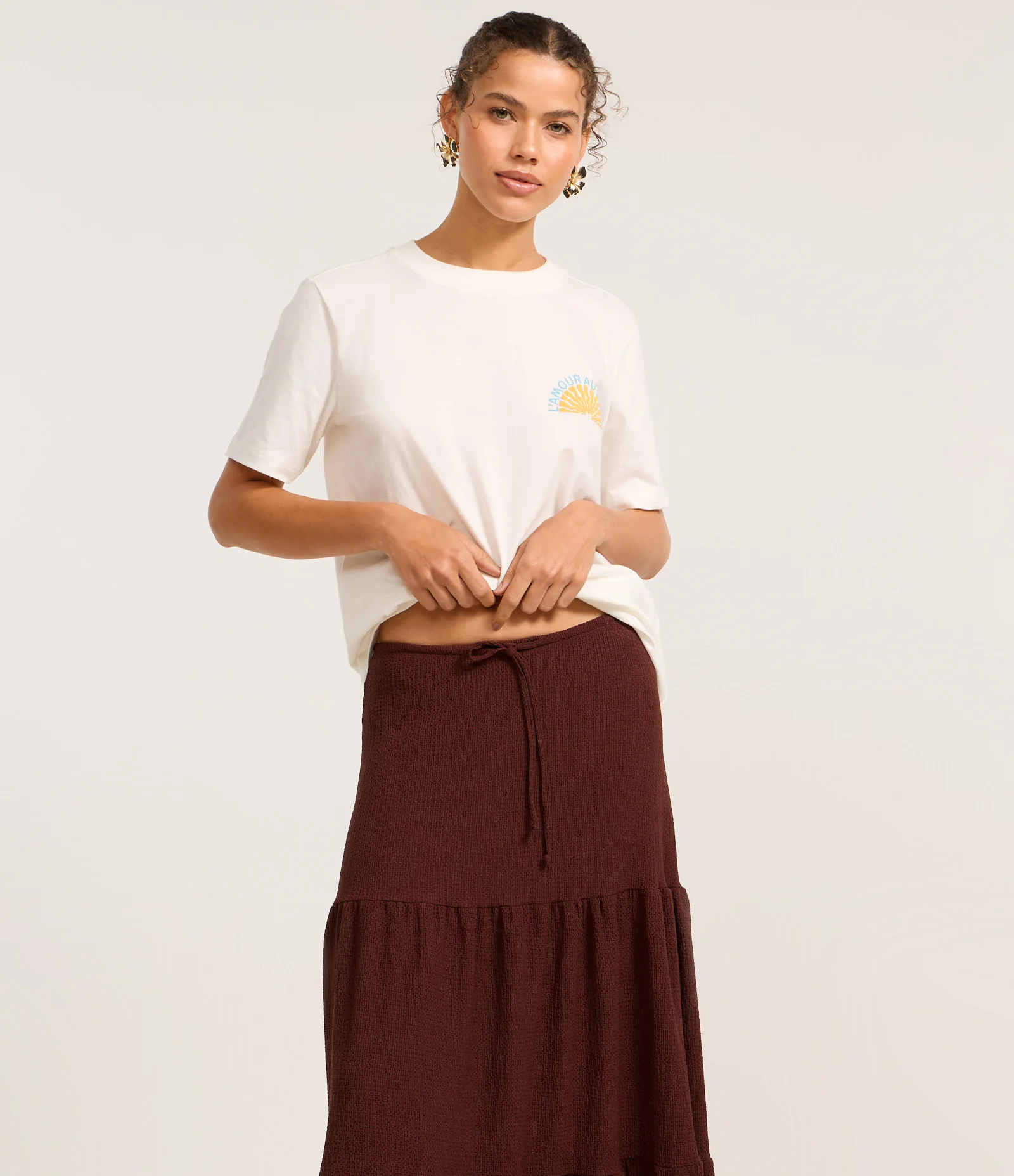 Saia Evasê Longa Texturizada com Amarração e Babado Marrom 2