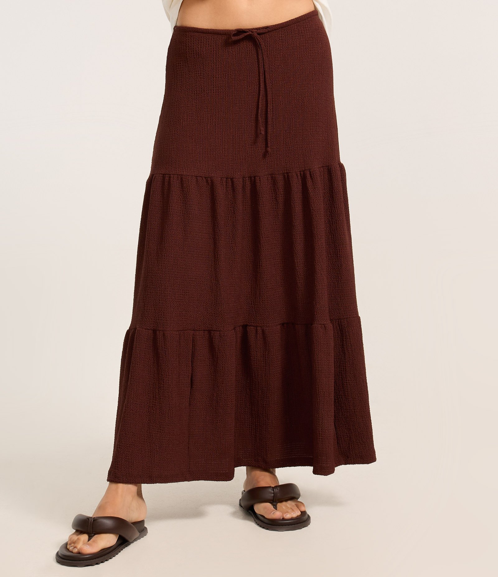 Saia Evasê Longa Texturizada com Amarração e Babado Marrom 3