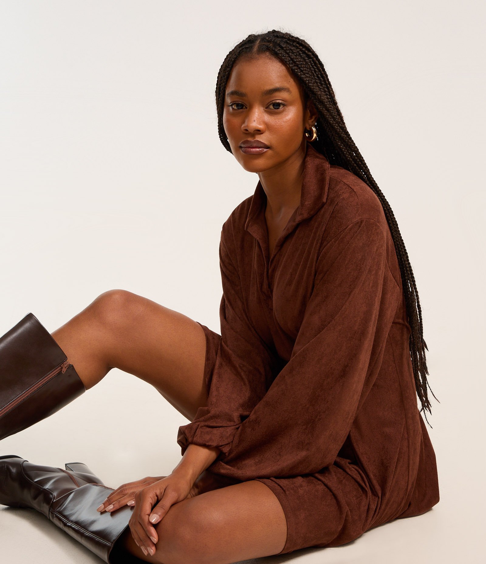 Vestido Evasê Curto em Suede com Gola Polo Marrom 1