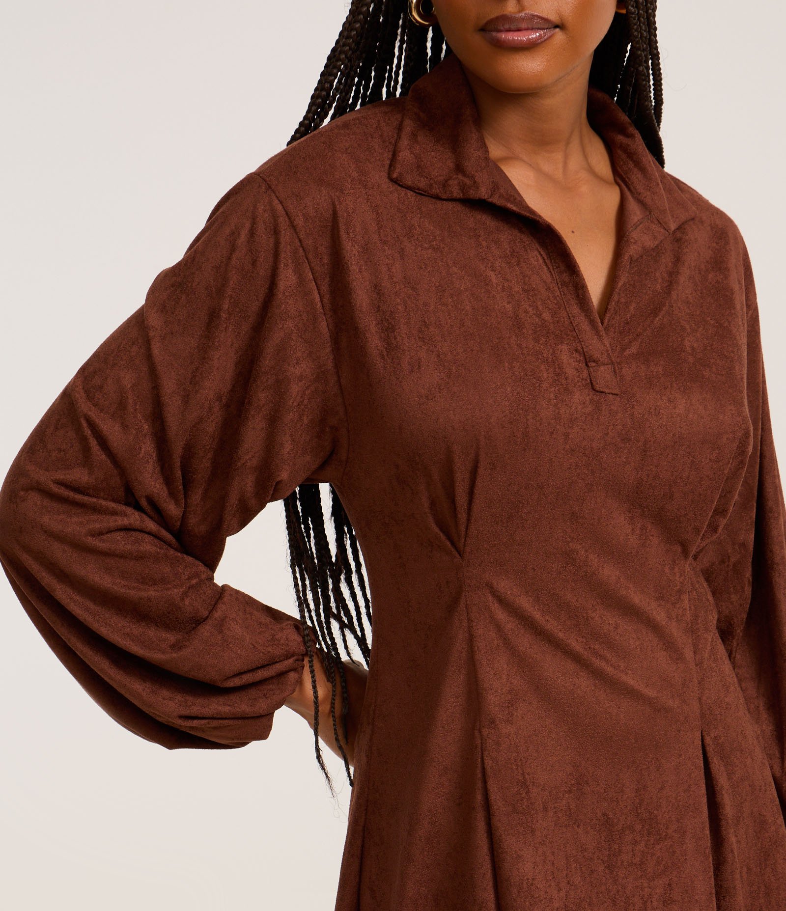Vestido Evasê Curto em Suede com Gola Polo Marrom 4