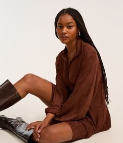 Vestido Evasê Curto em Suede com Gola Polo