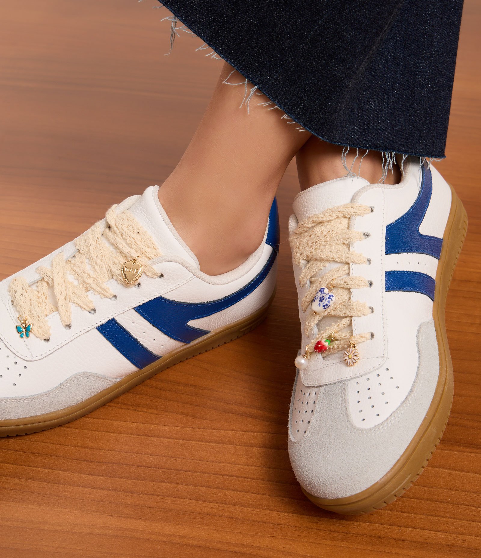 Kit 06 Pingentes e Cadarço de Tênis com Formatos Diversos e Textura Rendada Multicores 5