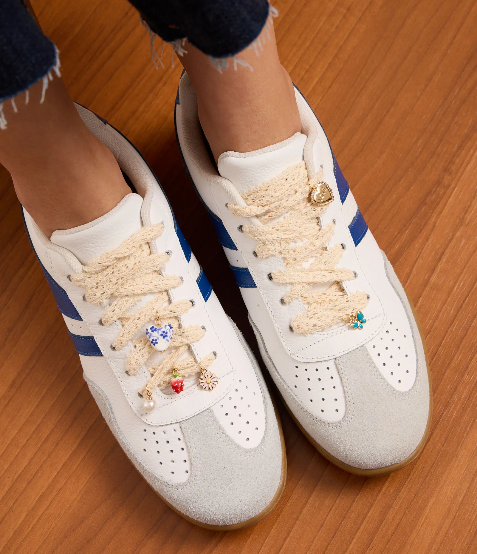 Kit 06 Pingentes e Cadarço de Tênis com Formatos Diversos e Textura Rendada Multicores 1