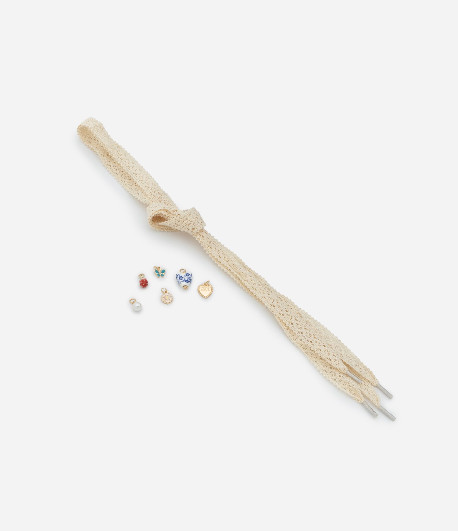 Kit 06 Pingentes e Cadarço de Tênis com Formatos Diversos e Textura Rendada Multicores 2