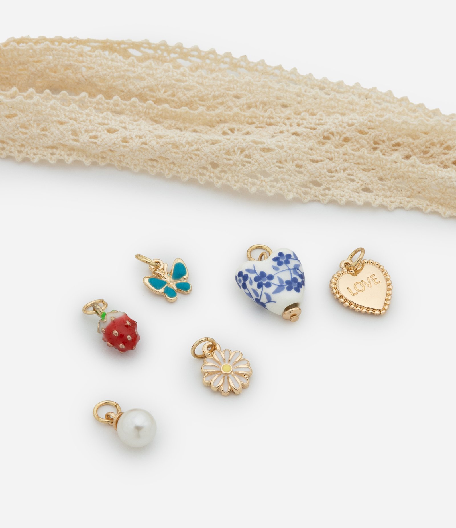 Kit 06 Pingentes e Cadarço de Tênis com Formatos Diversos e Textura Rendada Multicores 4