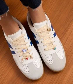 Kit 06 Pingentes e Cadarço de Tênis com Formatos Diversos e Textura Rendada