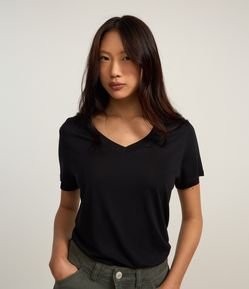Blusa Básica em Viscose com Gola V em Ribana