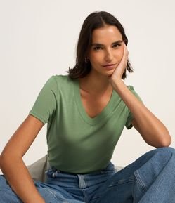 Blusa Básica em Viscose com Gola V em Ribana