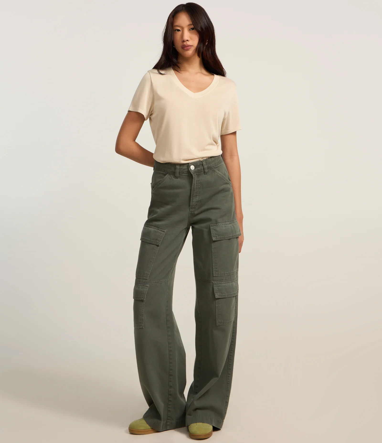 Blusa Básica em Viscose com Gola V em Ribana Bege 2