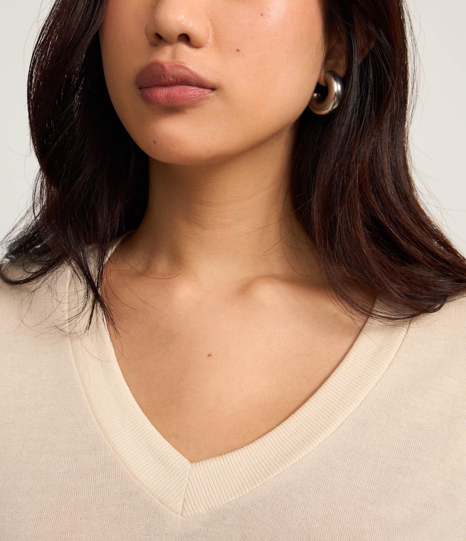 Blusa Básica em Viscose com Gola V em Ribana Bege 3