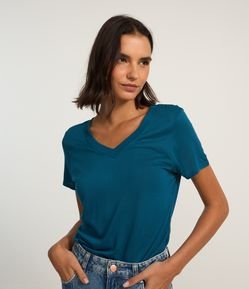 Blusa Básica em Viscose com Gola V em Ribana