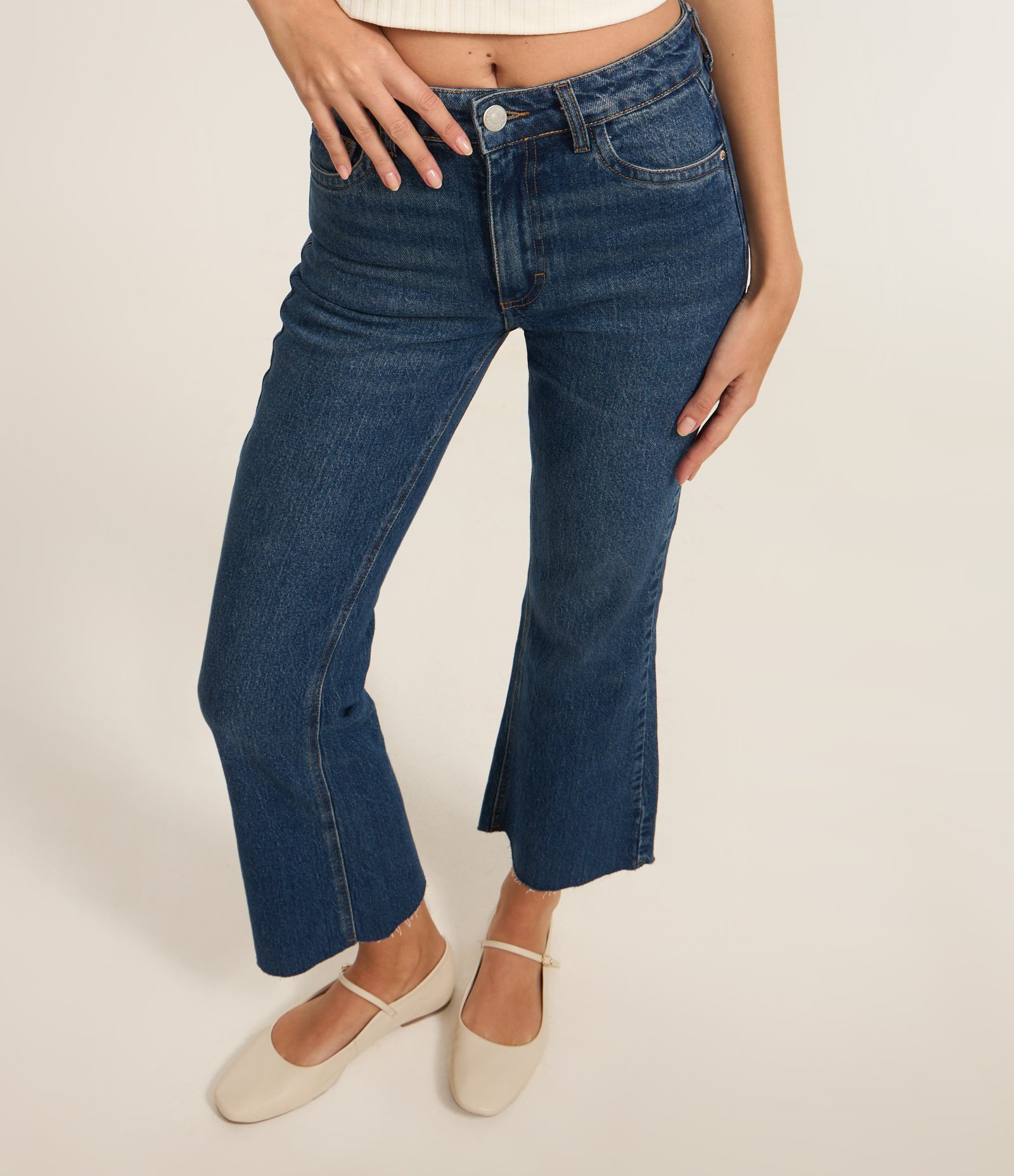 Calça Cropped Flare em Jeans com Barra Cortada Médio 3