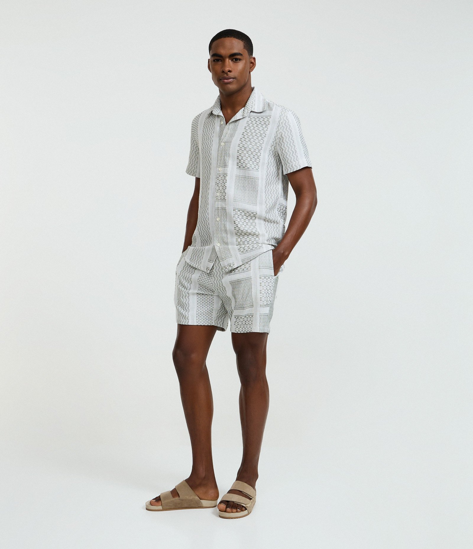 Bermuda em Jacquard Patchwork Geométricos em Tons Neutros Cinza 1