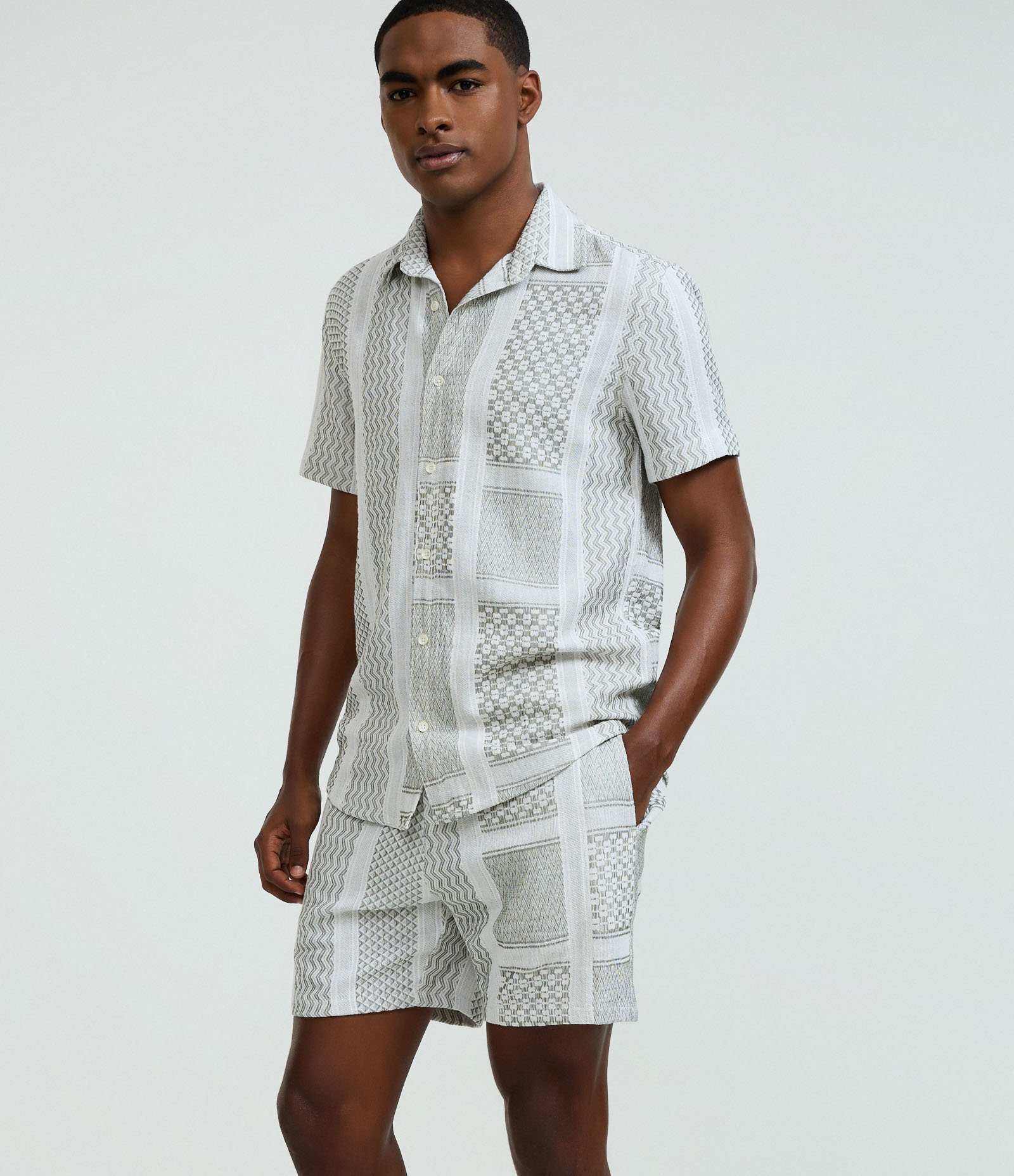 Bermuda em Jacquard Patchwork Geométricos em Tons Neutros Cinza 3