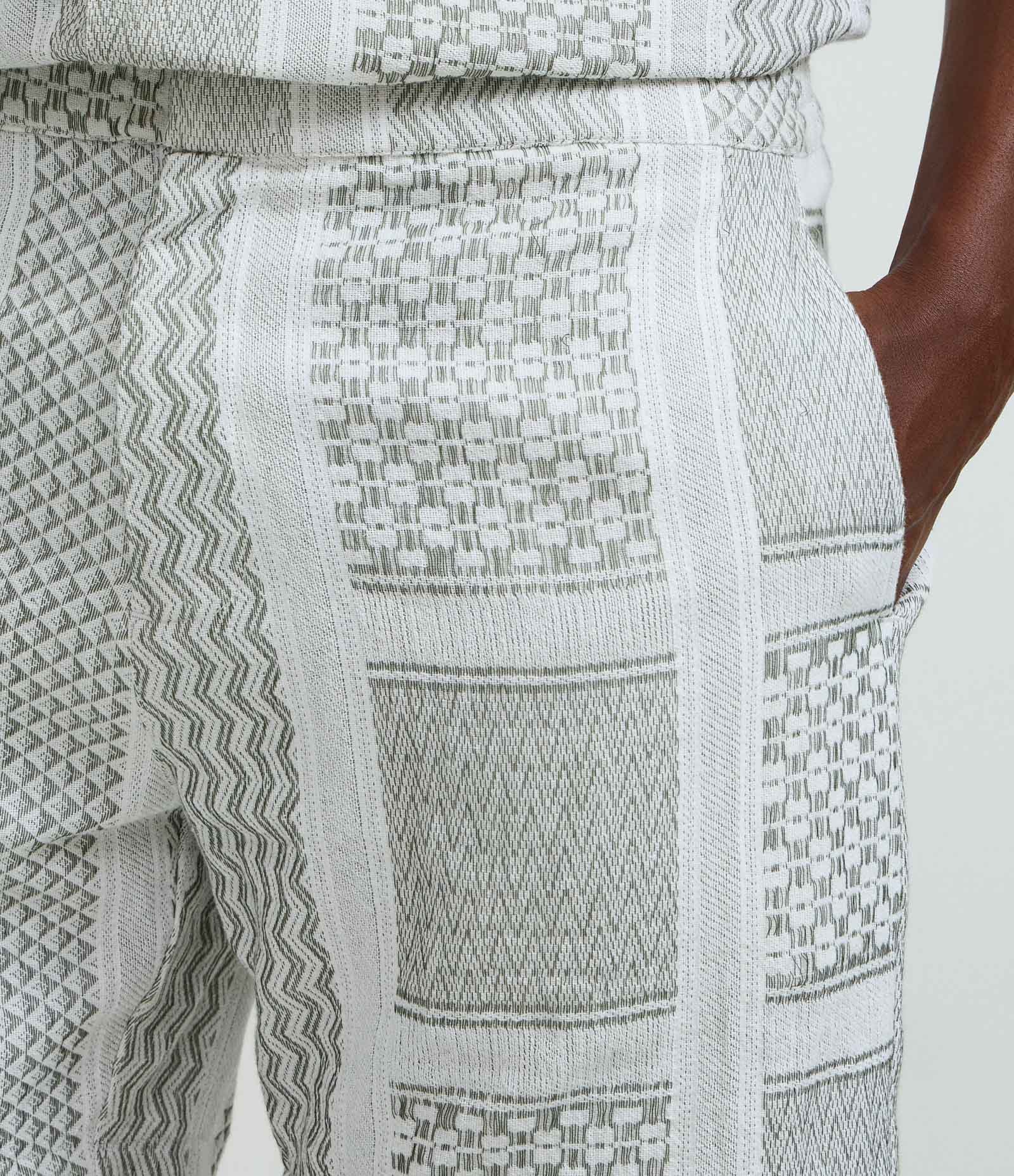 Bermuda em Jacquard Patchwork Geométricos em Tons Neutros Cinza 4