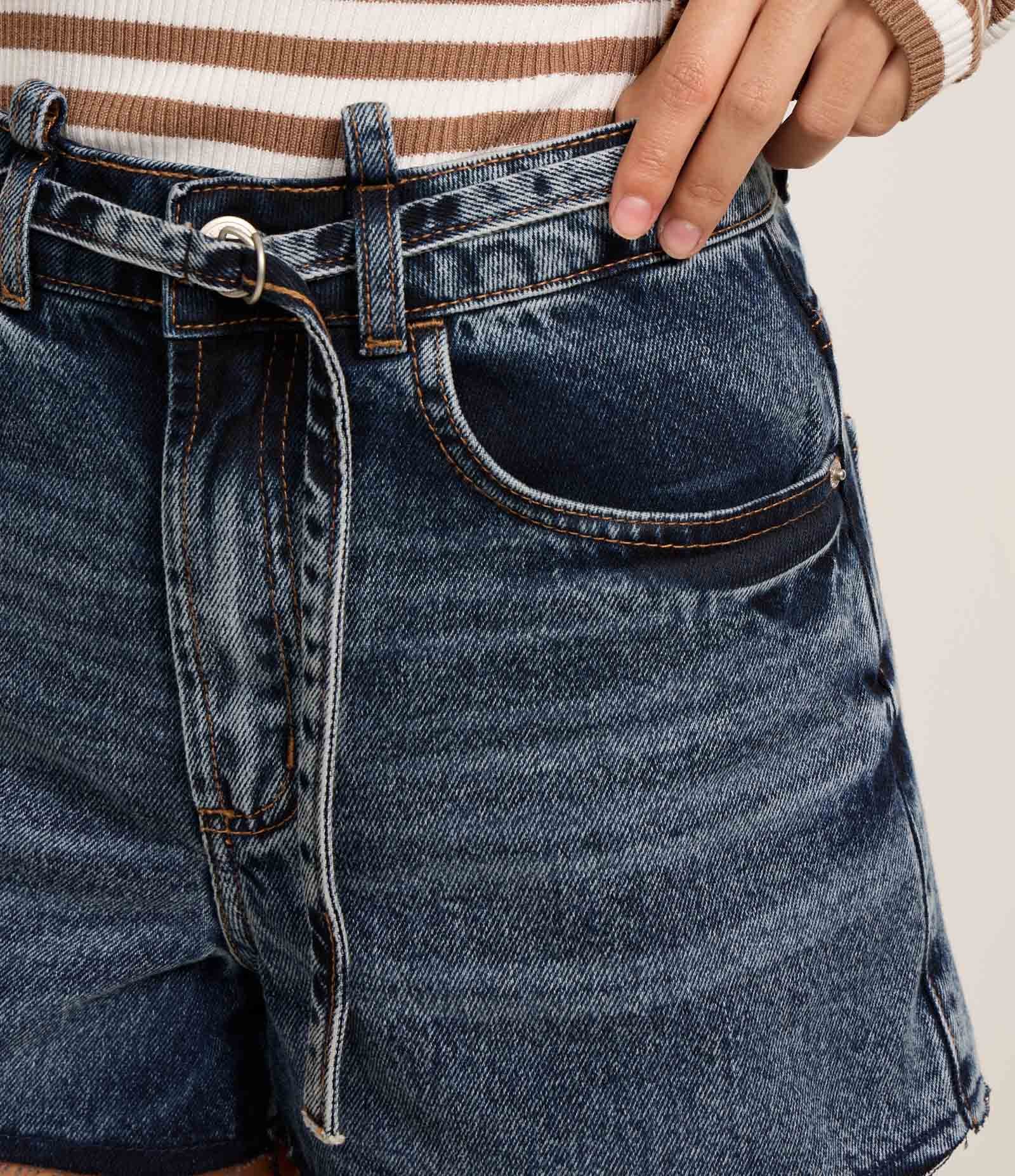Short Slim em Jeans com Cintinho e Barra Desfeita Azul 4