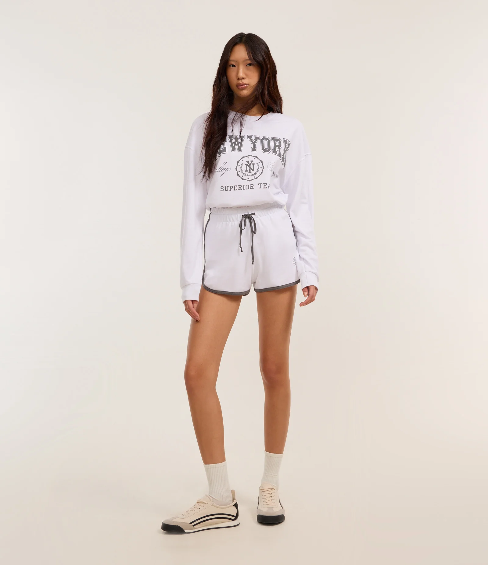 Short em Moletom com Forro Fleece e Viés Contrastante Branco 1