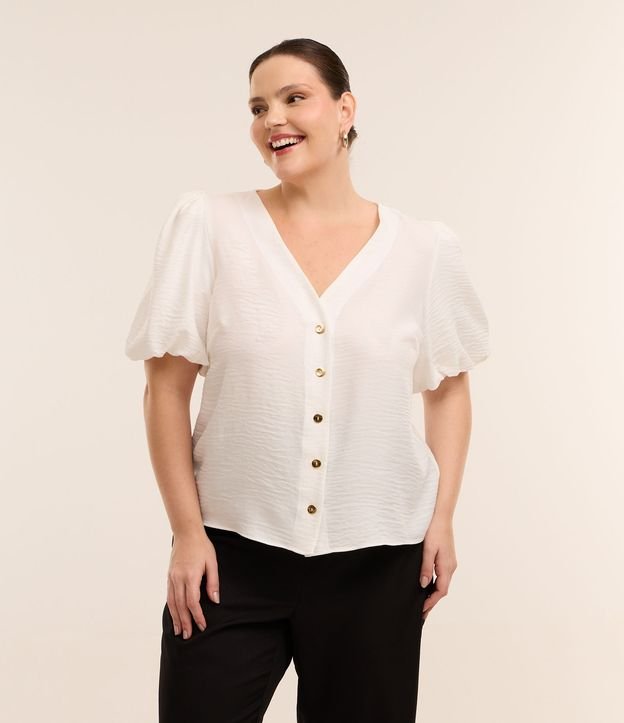 Blusa em Crepe com Botões e Manga Balonê  Curve & Plus Size