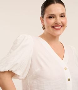 Blusa em Crepe com Botões e Manga Balonê  Curve & Plus Size