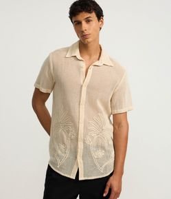Camisa Comfort em Algodão Texturizada com Bordado de Flor