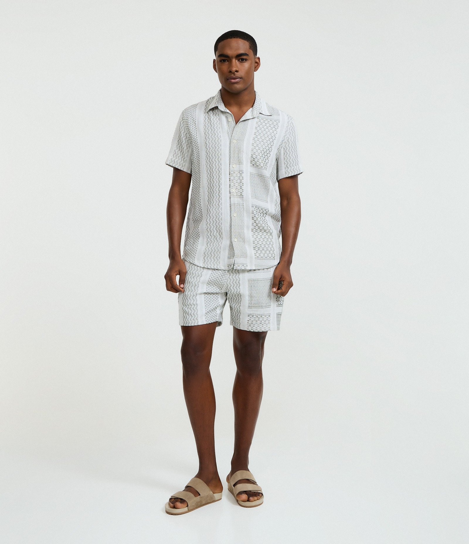 Camisa em Jacquard com Patchwork Geométrico em Tons Neutros Cinza 2