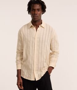 Camisa Regular em Algodão com Textura e Furinhos